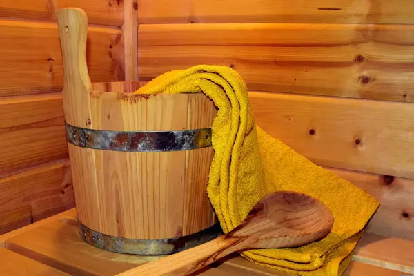 sauna. Tahta bir kova, bir havlu ve bir sopa..