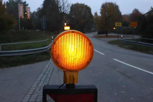 Caddedeki yol tabelası