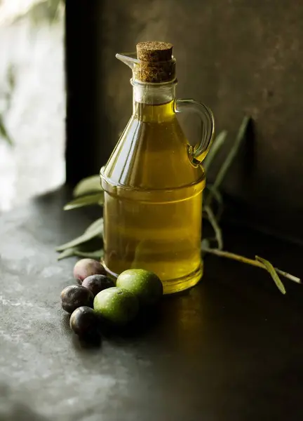 Ahşap masada cam kavanozda zeytin yağı