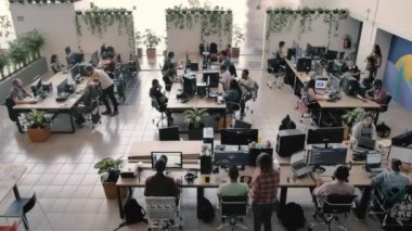 Modern ofiste çalışan iş adamları