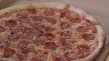 Peynirli ve jambonlu pizza.