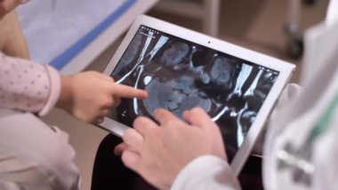 Dijital tablet kullanan kadın doktor