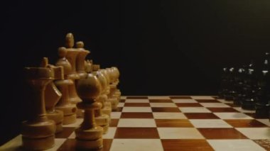 Koyu arkaplanda satranç taşları