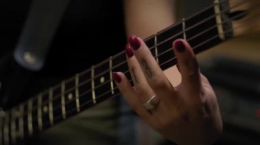 Sahnede müzik enstrümanları çalan bir grup.
