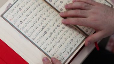 Kur 'an okuyan kişiye yaklaş.
