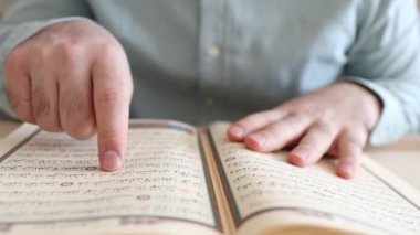 Kur 'an okuyan kişiye yaklaş