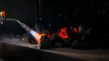 Gaz ocağıyla ızgara için kömür yakıyorum.