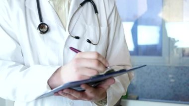 Doktor tıbbi kayıtlara geçiyor.