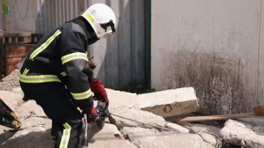 Kurtarma ekibi enkazda hayatta kalanları arıyor.