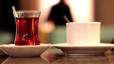  Restoranda bir fincan çay ve bir fincan kahve..
