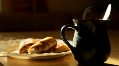 Bir fincan buharlı çay ve terleme sineması.
