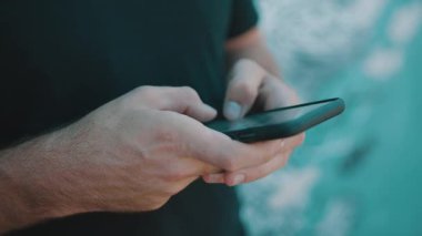 Akıllı telefondan mesaj atan biri.