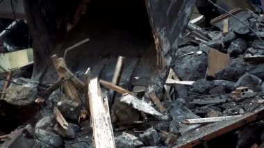  Buldozer kovası enkazı kaldırıyor.