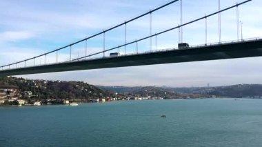 Araçlar uzun bir köprüden geçiyor.