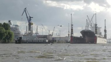  Feribot Hamburg limanından geçiyor.
