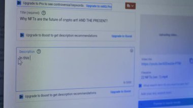 Youtube 'a yüklemeden önce youtuber bir video açıklaması eklerken bilgisayar ekranı.