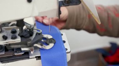  bir dikiş makinesi kullanma