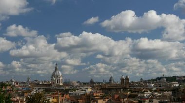  Roma şehrinin çatıları zaman aşımına uğradı.