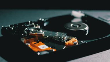 : Bir dönen tabağı olan sabit disk sürücüsü