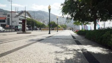 Sokaktan görünen kapılarda küçük duvar resimleri olan eski bir turist köyünün binaları arasında yürüyorum..