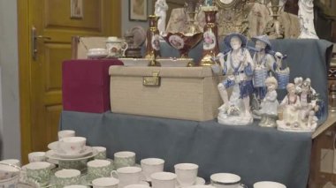 Modern bir otelin içinde.