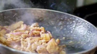  Shawarma kızartma tavasında yemek yapıyor.