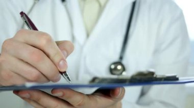 Doktor reçete yazıyor.