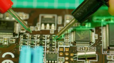 Bir devrede bağlantı kuran iki iletken kalemin aşırı yakın çekimi. Detaylı, teknolojik bir çekim. Elektronik odaklı içeriğe duyarlılık göstermek ya da aktif bir titreşim eklemek için mükemmel..