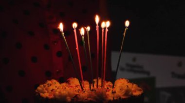 Karanlık arka planda yanan mumlarla mum yakmak
