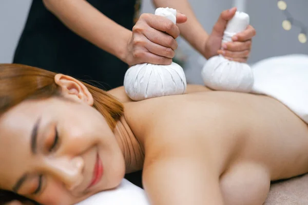 Belle Femme Faisant Massage Thaï Dans Spa — Photo