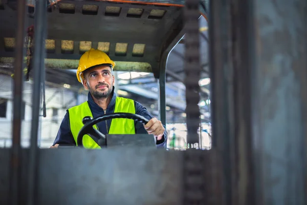 Arbeiter Trägt Helm Mit Gabelstapler Lagerhalle Stockbild