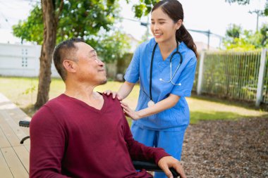 Hemşireler evde yaşlı hastalara bakıyorlar.