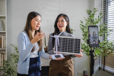 İki kadın satıcı cep telefonlarında canlı yayın yapıyor. 