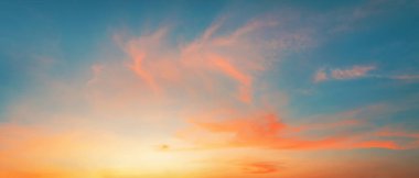 Gökyüzü gün doğumunda altın sarısı ışıkla sabah