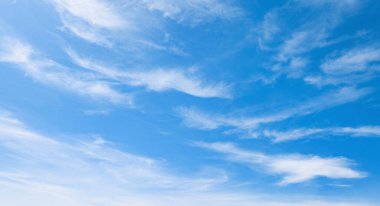 Gökyüzü bulutsuz mavi ve berrak. Güneş parlıyor, gökyüzünü daha da parlak gösteriyor. Sahne huzurlu ve huzurlu, sanki dünya koşuşturmaya ara vermiş gibi.