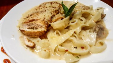 Beyaz soslu tavuk biftek (Alfredo) Makarna.
