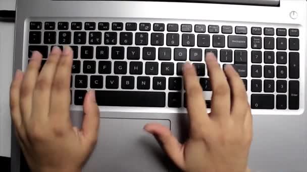 Κοντινό Πλάνο Κορυφαία Φωτογραφία Μιας Γυναίκας Που Πληκτρολογεί Στο Laptop — Αρχείο Βίντεο