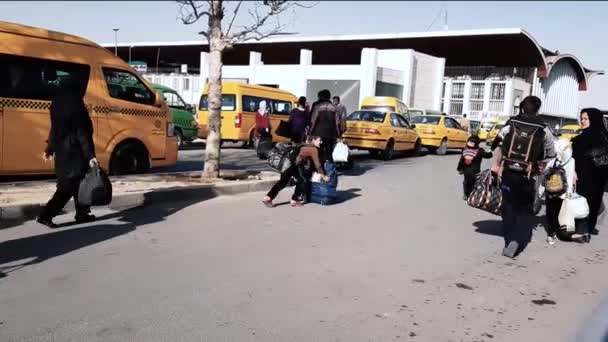 Iraq Taxi Stand Άνθρωποι Που Σπεύδουν Ταξιδεύουν Και Φεύγουν — Αρχείο Βίντεο
