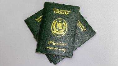 Gri Arkaplan HD 'li Pakistan Pasaportu. 