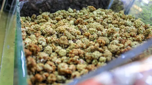 Nan-e Barbari Fırını, Tahran, İran 'da kurutulmuş dut.