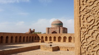 Makli Hill Necropolis 'te tarihi bir mezar UNESCO Dünya Mirası Alanı Isa Khan II' nin bir yeraltı mezarına güzel bir perspektif