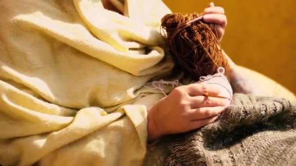 Close Das Mãos Uma Mulher Tricotar Lenço Uma Senhora Costura — Vídeo de Stock