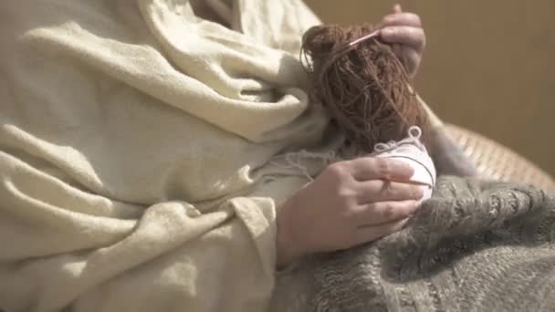 Κοντινό Πλάνο Στα Χέρια Μιας Γυναίκας Που Πλέκει Μάλλινο Μαντήλι — Αρχείο Βίντεο