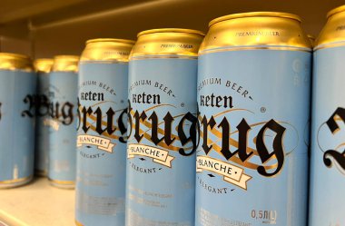 27.11.2022 Ukrayna, Khmelnitsky. brug birası süpermarket rafında eşit olarak dizilmiştir. Seçici odaklanma. Yüksek kalite fotoğraf