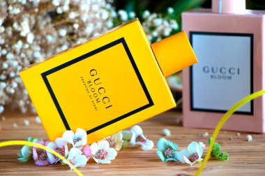 Ukrayna, Khmelnitsky 09.10.2022. Yasemin kokulu sarı bir saksı. Parfüm şişesi Gucci BLOOM. Yüksek kalite fotoğraf