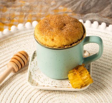 Ballı vanilyalı kek. Kupada kek, mikrodalgada pişmiş. Kahvaltıda tatlı, kek, fincanda taze ballı bisküvi. Ballı taze hamur işlerinin orijinal tarifi. Tatlı hamur işleri. 