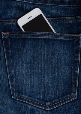 Cep telefonu kot pantolonun arka cebinden görünüyor, mavi kot pantolon. Kavramsal telefon her zaman seninle. Yüksek kalite fotoğraf