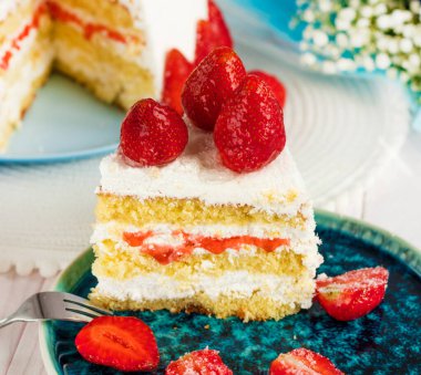 Seçici odaklanma. Bayramlık çilekli pasta. Ev yapımı çilekli pasta kesimi. Taze çilekle süslenmiş çilekli turta tabakta duruyor. Dondurma ve çilekli dondurma. Bir parça kes.. 