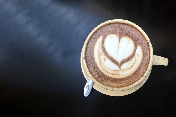 一杯红底有心形的咖啡 带有复制空间的顶部视图 卡布奇诺与泡沫的心脏形式 爱喝咖啡的概念 将咖啡拿铁艺术与黑色背景紧密结合 — 图库照片