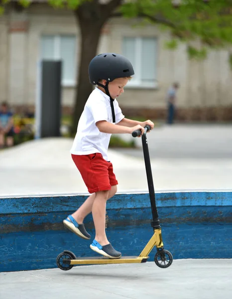 Criança Monta Uma Scooter Kick Playground Para Andar Kick Scooter — Fotografia de Stock